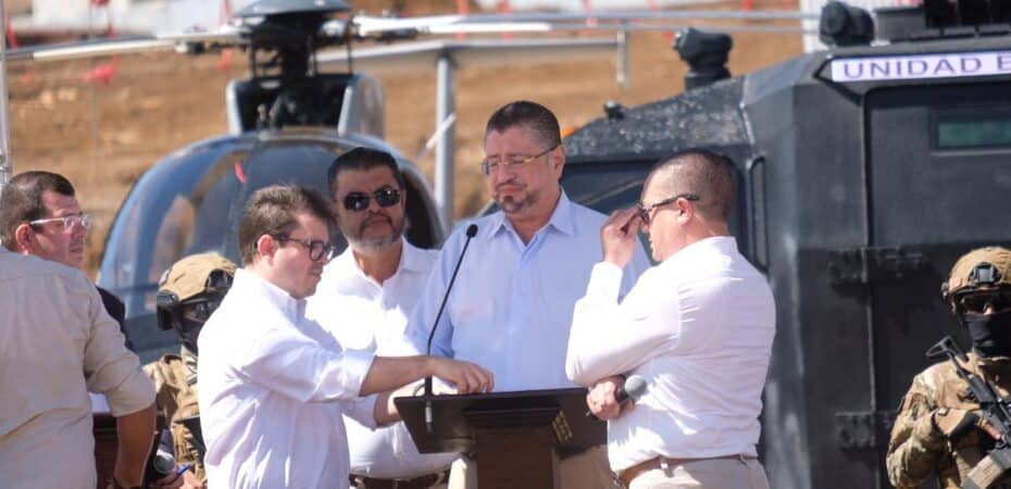 Chaves dice que la mujer que, según el DIS, planeaba matarlo, le tiene un profundo odio: «me llama leproso, cerdo».

 – Reporte Tico