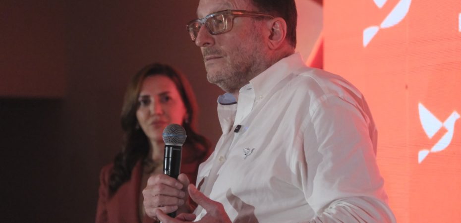 El candidato presidencial Eli Feinzaig presenta miniserie de 19 episodios y la anuncia con una parodia de Chaves

 – Reporte Tico