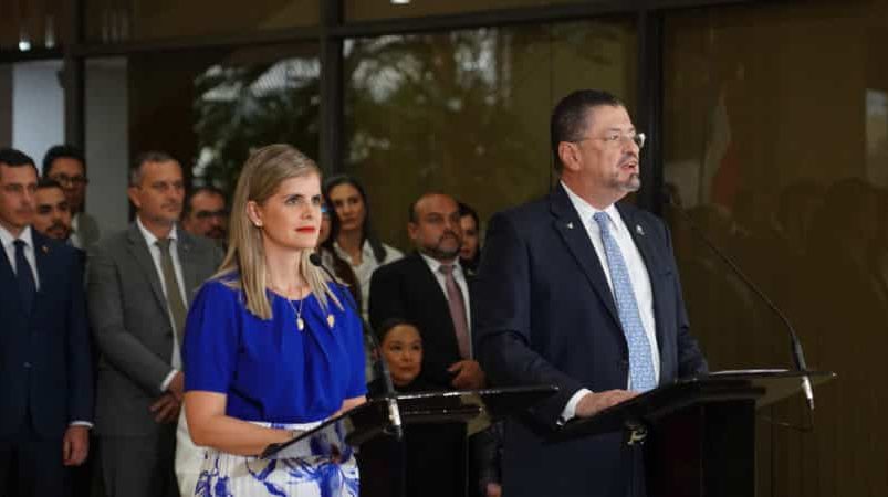 Rodrigo Chaves y Laura Fernández acuerdan pedir a los electores que salgan a votar «con el corazón y la mente»

 – Reporte Tico