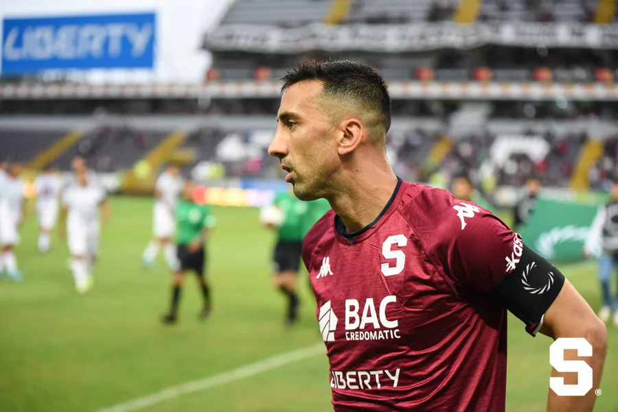El reclamo de Saprissa por los comentarios del árbitro a su capitán

 – Reporte Tico