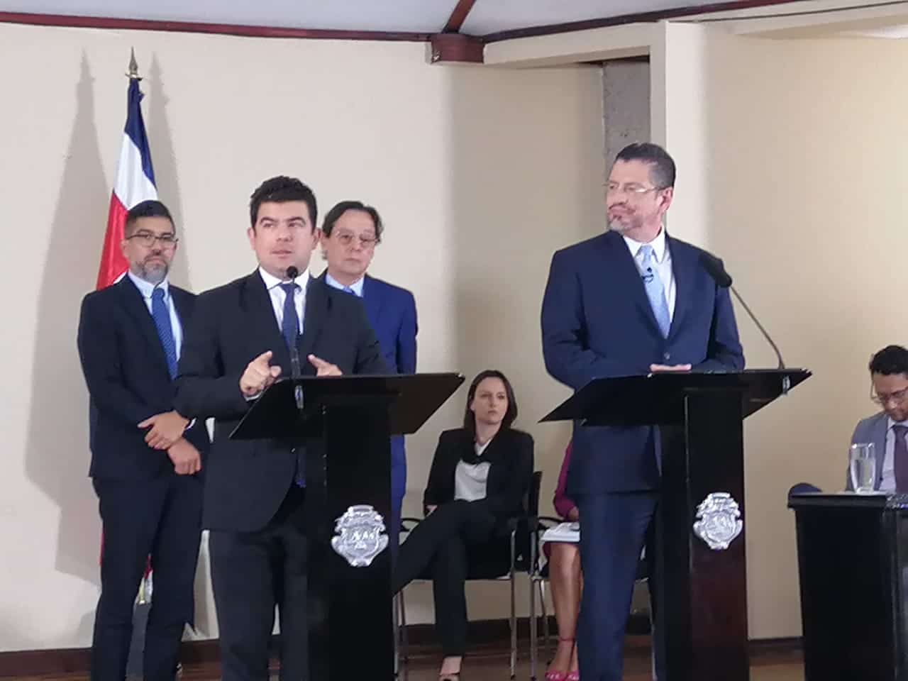 Vídeo | ¿A quién se refería Rodrigo Chaves con un gesto curioso en su discurso en Alajuela?

 – Reporte Tico