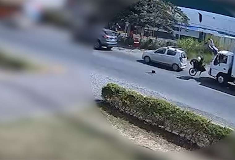 Brutal accidente en Alajuela: Motociclista choca de frente con camión y queda en la cabina

 – Reporte Tico