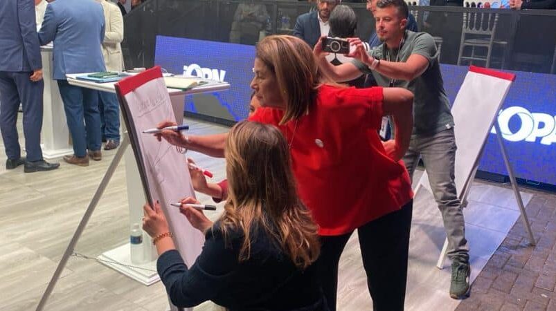 8 candidatos finalmente construyeron una política oficial

 – Reporte Tico