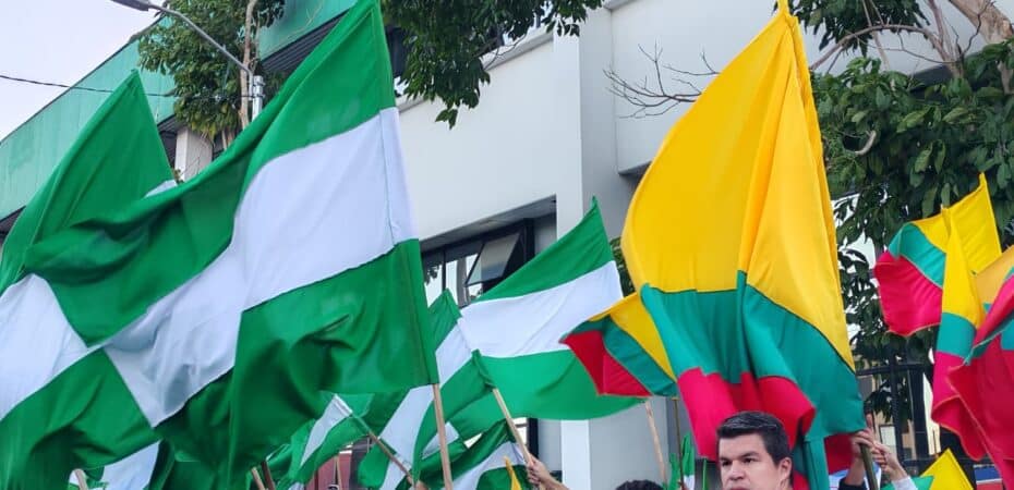 ¡Gritando Chaves! Los partidarios saludan a los candidatos antes de un debate en Colombia.

 – Reporte Tico