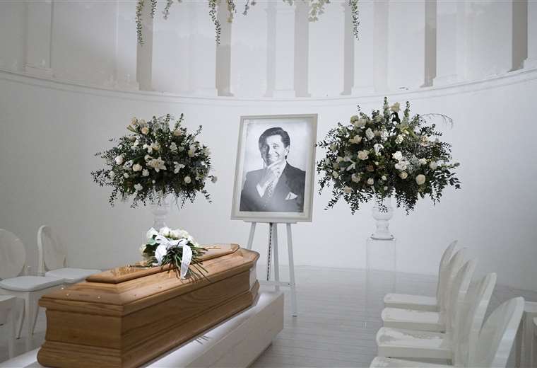 Homenaje a Valentino en la capilla ardiente para despedir al maestro de la elegancia

 – Reporte Tico