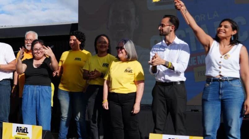 De derecha a izquierda: la diputada Johana Obando hace su apoyo al Frente Amplio y al funcionario Ariel Robles

 – Reporte Tico