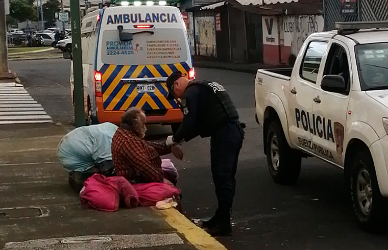 Año nuevo con una cama calentita: Oficiales rescatan a un adulto mayor luego de 12 años en las calles

 – Reporte Tico