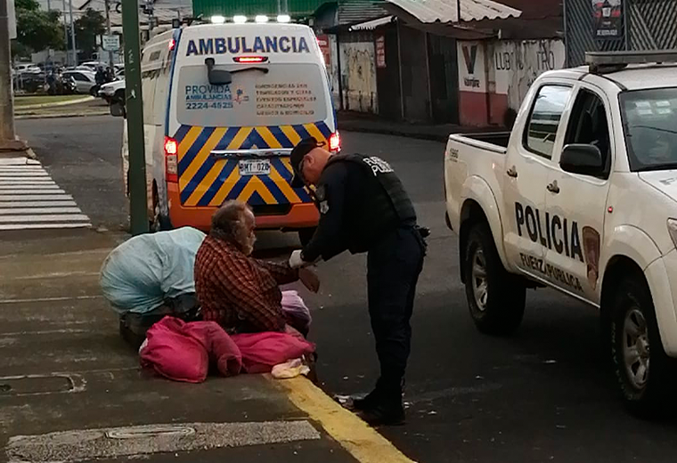 Año nuevo con una cama calentita: Oficiales rescatan a un adulto mayor luego de 12 años en las calles

 – Reporte Tico