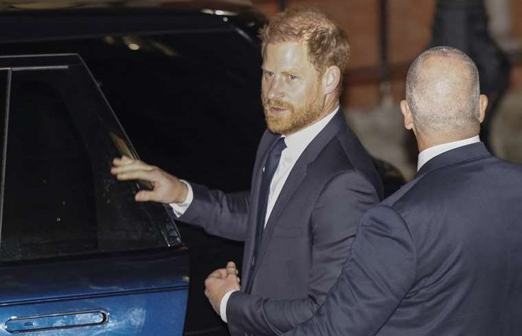 El príncipe Harry expresa en la corte la “paranoia” que sufre por las prácticas de un tabloide

 – Reporte Tico