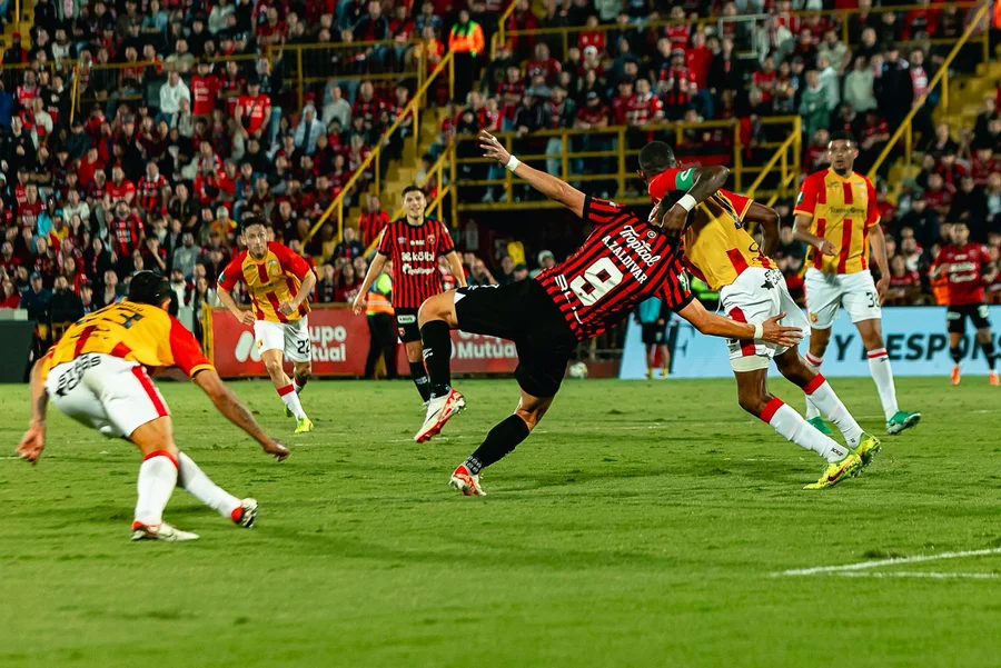 el tiro que no tuvo FUTV y que deja claro que Brown le cometió penal a Zaldívar

 – Reporte Tico