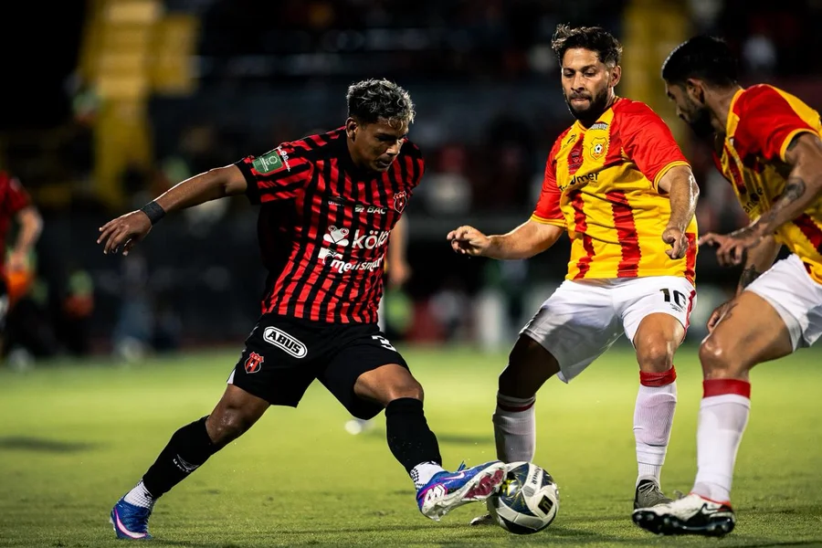 Alajuelense y Herediano firmaron un partidazo con estilos opuestos

 – Reporte Tico