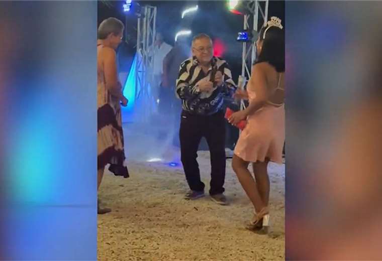 Tico de 88 años que bailó en el Super Bowl revela qué le dijo a Bad Bunny al abrazarlo

 – Reporte Tico