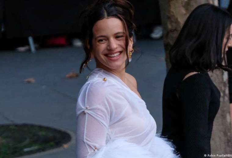 Asociación denuncia a la cantante Rosalía por fumar en un podcast

 – Reporte Tico