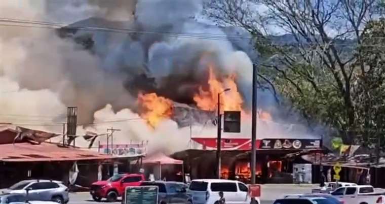 “35 años en cenizas”: Dueño de restaurante lamenta incendio en Tárcoles

 – Reporte Tico