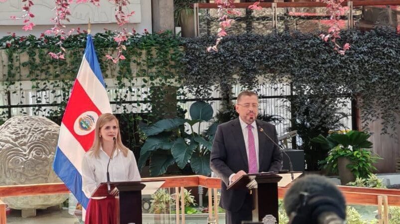 Chaves no descarta ser ministro en la presidencia de Fernández: dice haber rechazado «ofertas jugosas» en el exterior

 – Reporte Tico