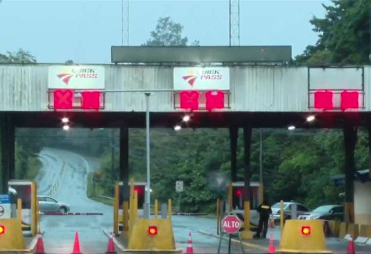 Ruta 32: Reabren, limpian… y cierran nuevamente por deslaves

 – Reporte Tico