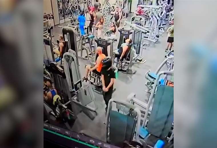 Video muestra al asesino de un hombre en un gimnasio

 – Reporte Tico