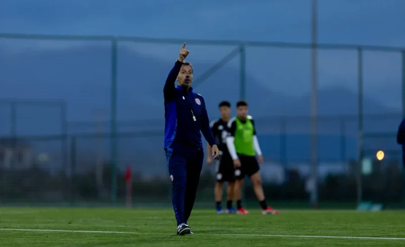 Fernando ‘Bocha’ Batista marca la cancha de los seleccionados

 – Reporte Tico