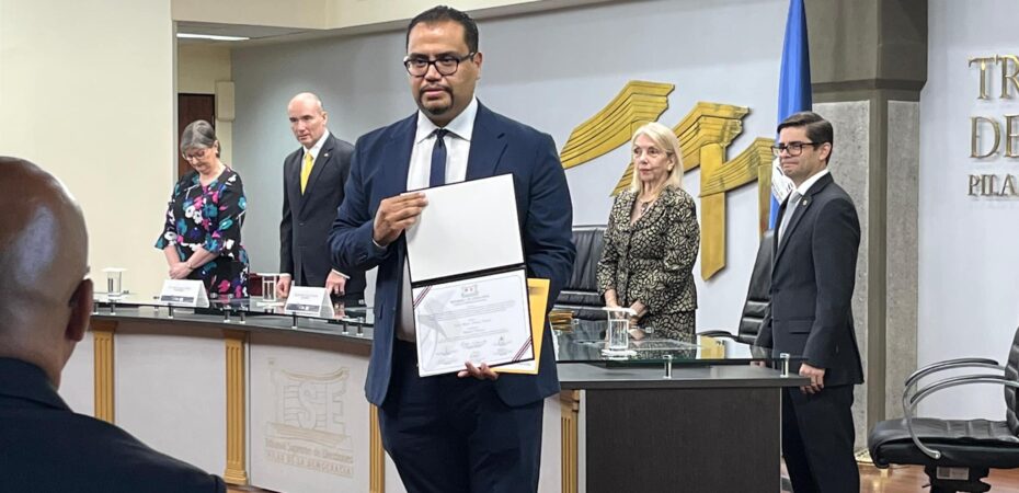 El alcalde Oreamuno y 23 concejales dimitieron de Unidas Podemos

 – Reporte Tico