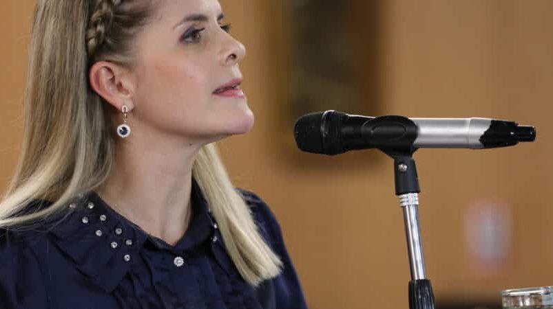 Laura Fernández apoya límites al control político de los diputados

 – Reporte Tico