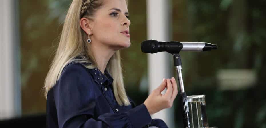 Laura Fernández dice en entrevista internacional que copiará el modelo penitenciario de Bukele y culpa al PAC de la inseguridad en el gobierno de Chávez.

 – Reporte Tico