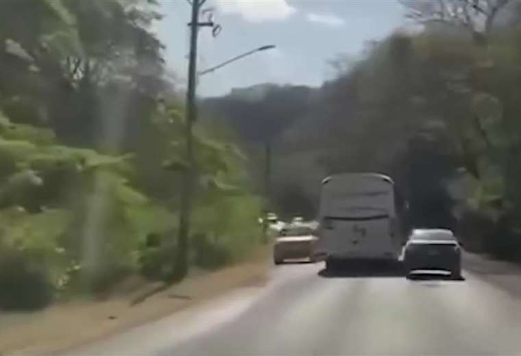 Vídeo: Conductor de autobús arriesga la vida de los pasajeros con una maniobra peligrosa

 – Reporte Tico