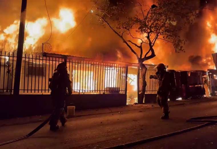 Video: Incendio destruye varias casas en el barrio San José de Alajuela

 – Reporte Tico