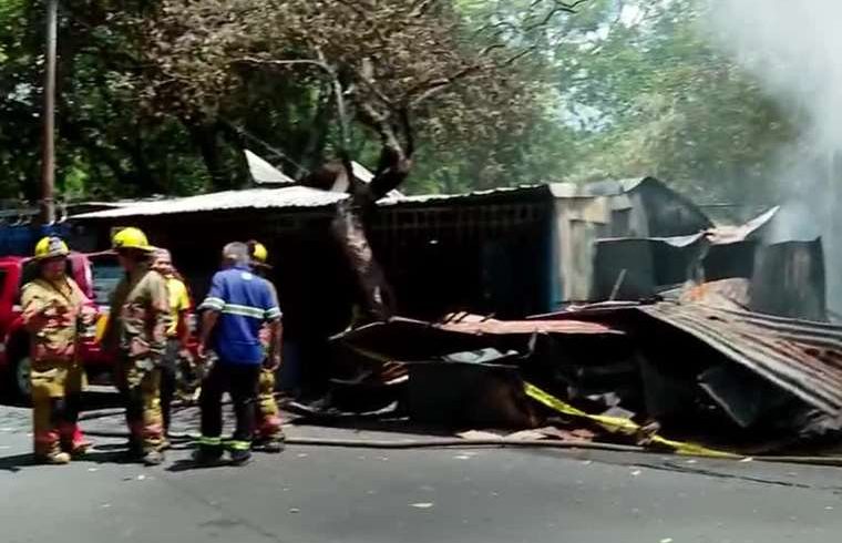 El incendio que destruyó tres viviendas en Alajuela fue provocado por personas sin hogar

 – Reporte Tico