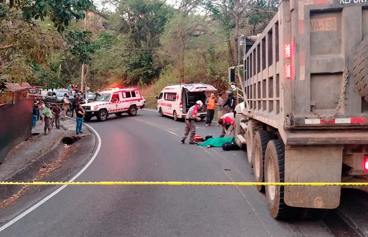 Motociclista muere al quedar atrapado debajo de un camión

 – Reporte Tico
