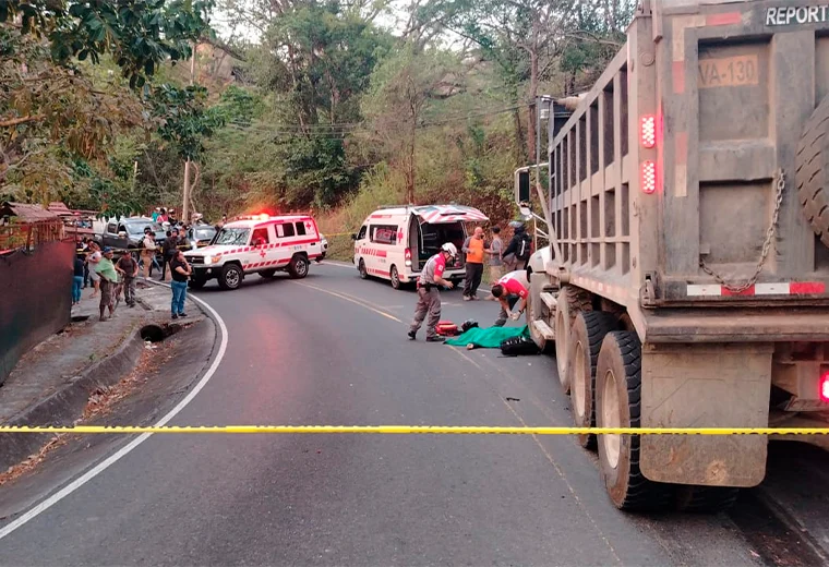 Motociclista muere al quedar atrapado debajo de un camión

 – Reporte Tico