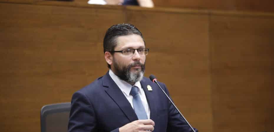 El Tesoro afirma haber pagado más de 140.000 millones de ¢ por el rechazo de los diputados a los eurobonos, afirma el ministro.

 – Reporte Tico