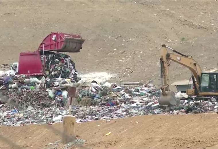 Los vecinos del relleno sanitario El Huazo enfrentan basura, malos olores y contaminación

 – Reporte Tico