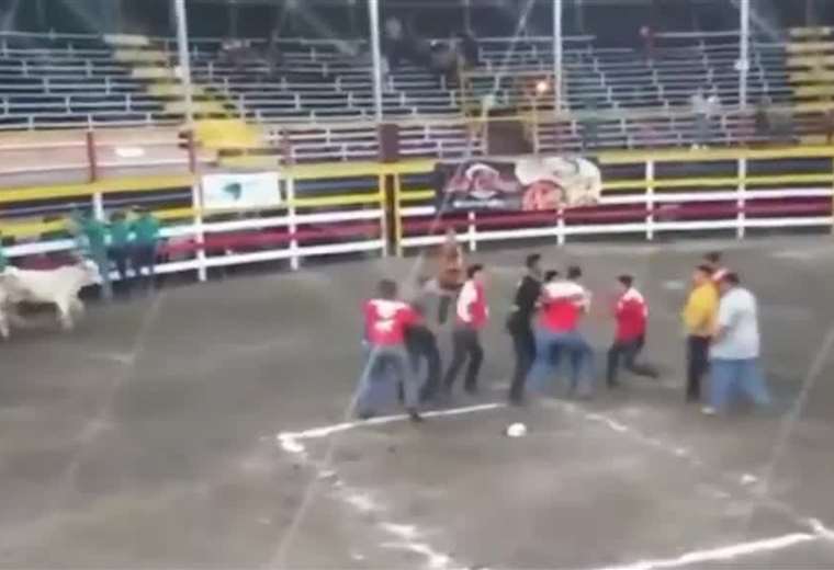 El vídeo muestra cómo un rodeo taurino en Garabito acabó en un zafarrancho

 – Reporte Tico