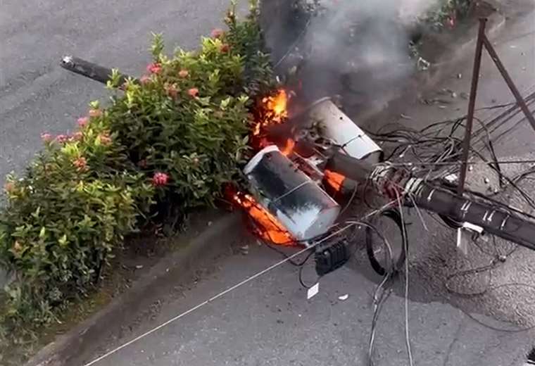 En video se ve a bomberos apagando transformador en llamas tras accidente en Limón

 – Reporte Tico