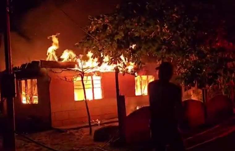 Un incendio destruye una casa en Atenas: la familia y las mascotas pudieron escapar a un lugar seguro

 – Reporte Tico