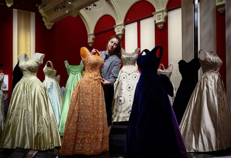 Isabel II, la reina de la diplomacia a través del vestuario

 – Reporte Tico